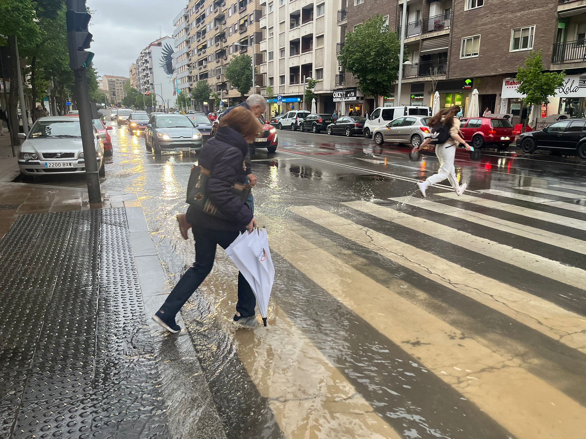 Un reventón anega parte del paseo de la Estación