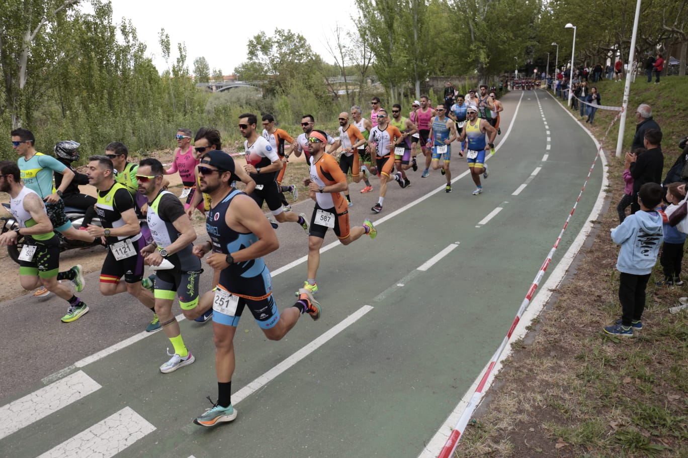 Animada prueba de duatlón junto al Puente Romano