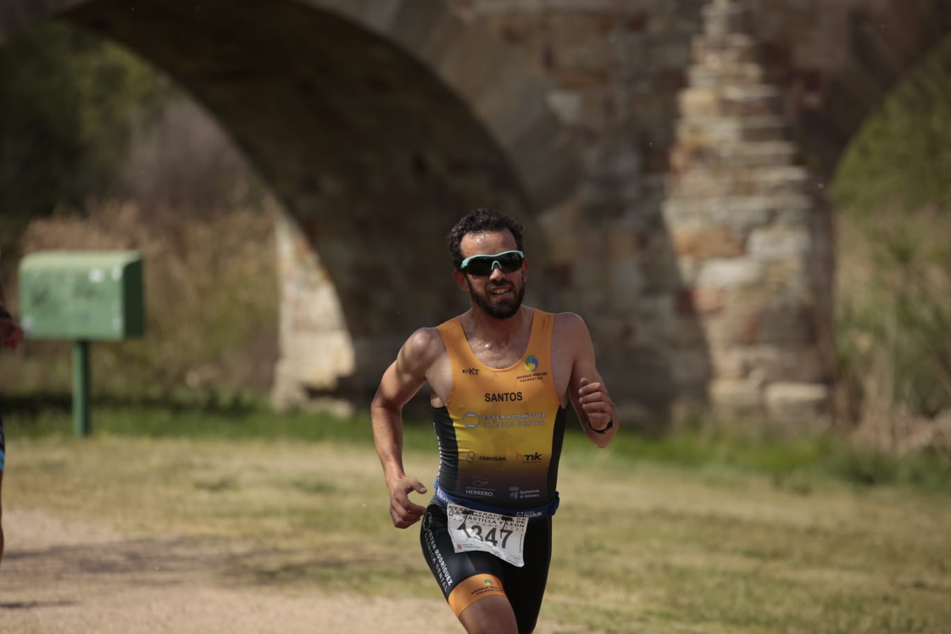 Animada prueba de duatlón junto al Puente Romano