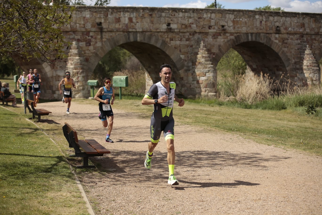 Animada prueba de duatlón junto al Puente Romano