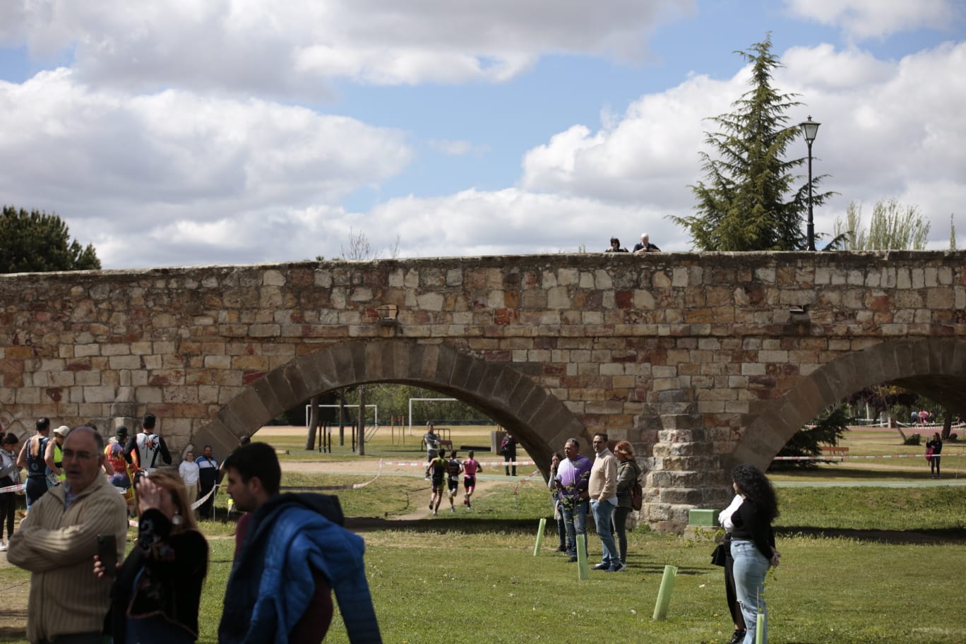 Animada prueba de duatlón junto al Puente Romano
