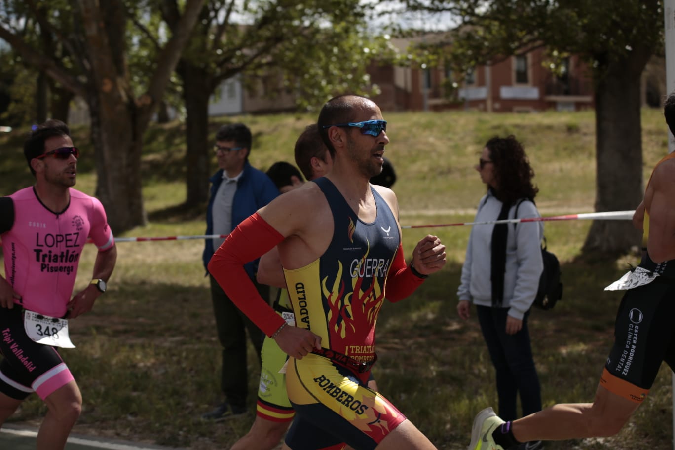 Animada prueba de duatlón junto al Puente Romano
