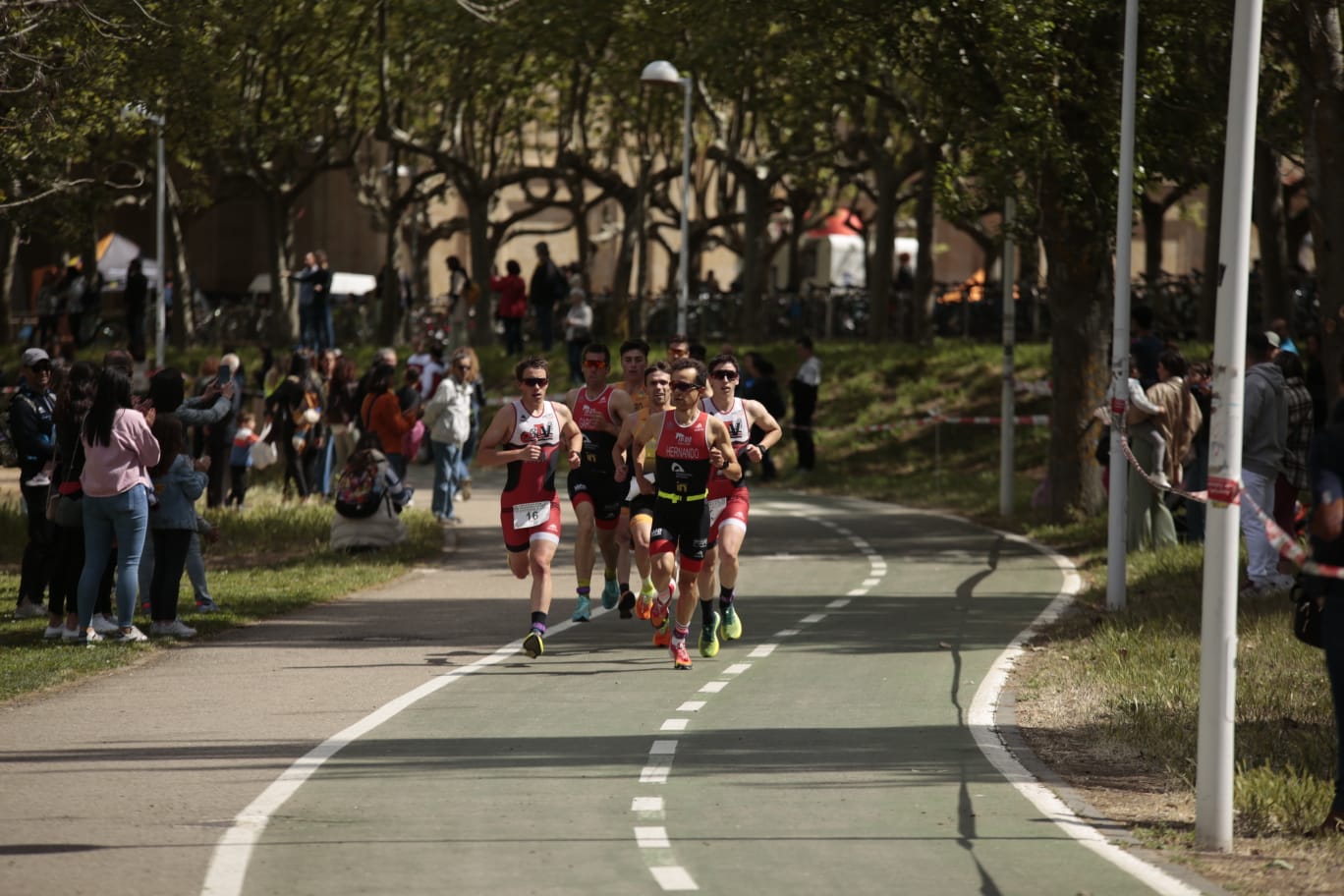 Animada prueba de duatlón junto al Puente Romano