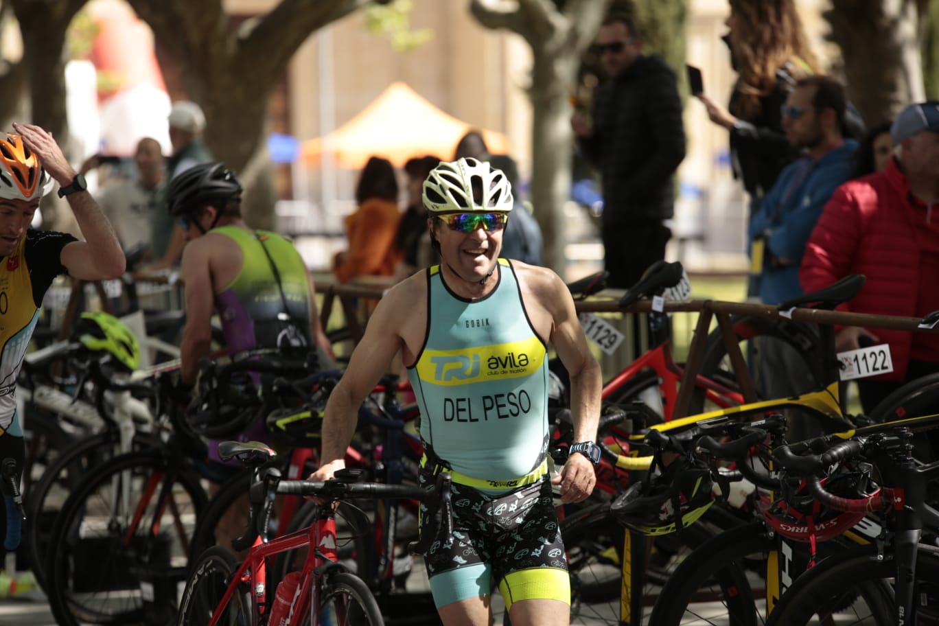 Animada prueba de duatlón junto al Puente Romano