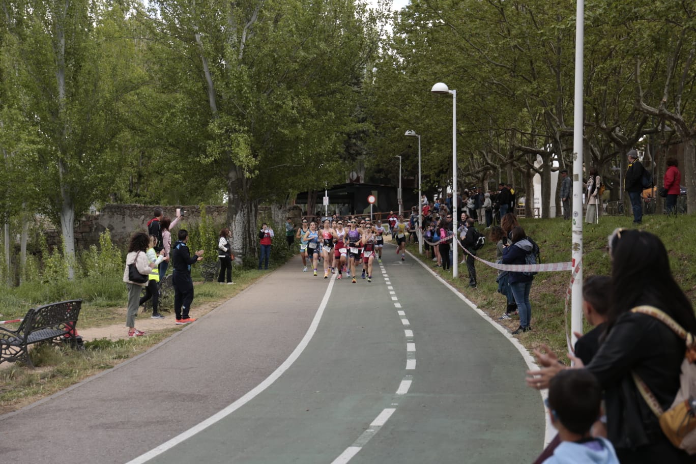 Animada prueba de duatlón junto al Puente Romano