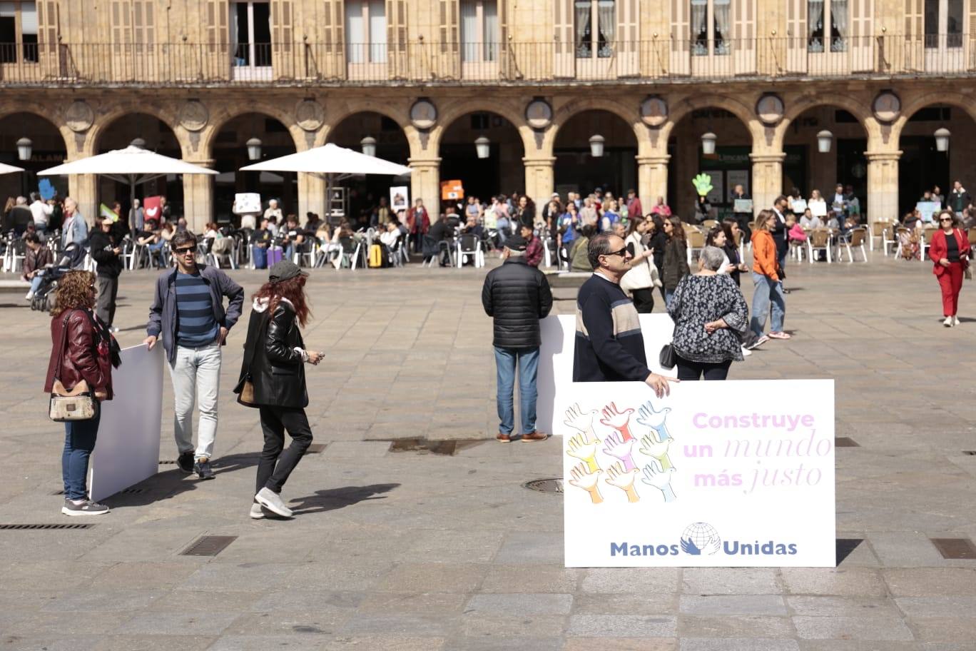Manos Unidas congrega a un centenar de salmantinos en la Plaza Mayor