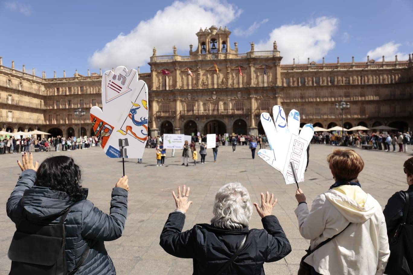 Manos Unidas congrega a un centenar de salmantinos en la Plaza Mayor
