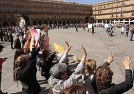Los salmantinos alzan sus manos en señal de protesta y reividicación social
