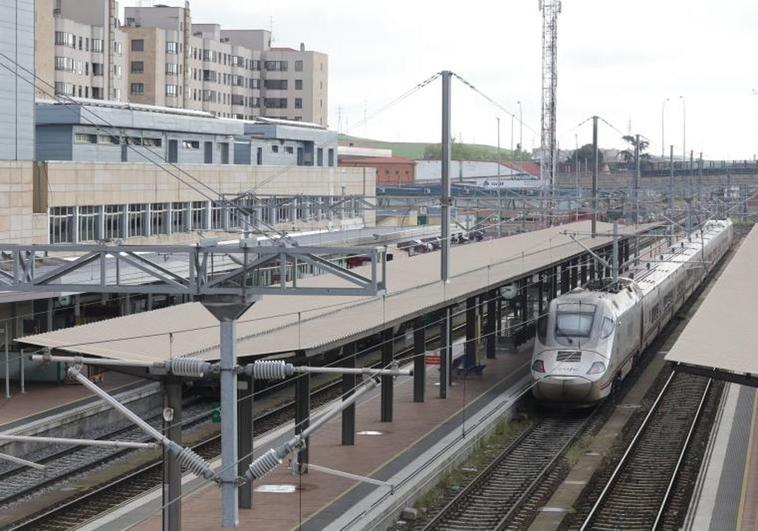 Un tren en la estación de ferrocarril de Salamanca.