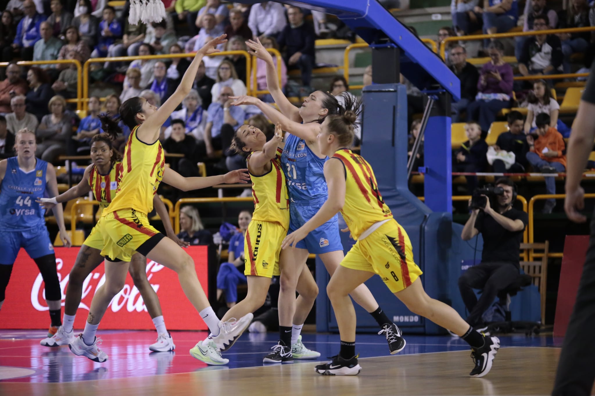 Avenida vence con comidad a Cadí La Seu para acceder a semis