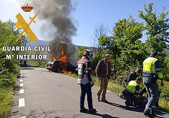 Los agentes atiende a uno de los heridos.