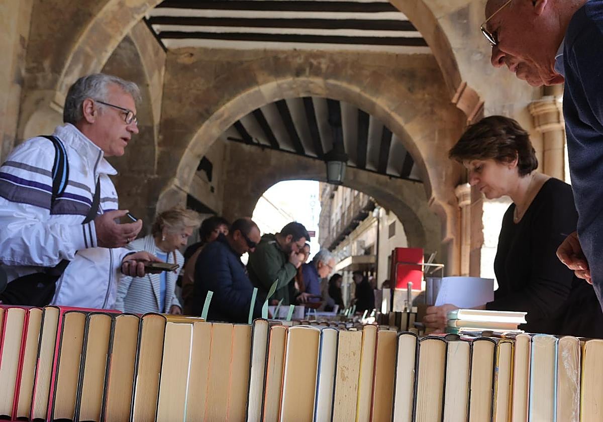 El Día del Libro llena la Plaza Mayor de Salamanca
