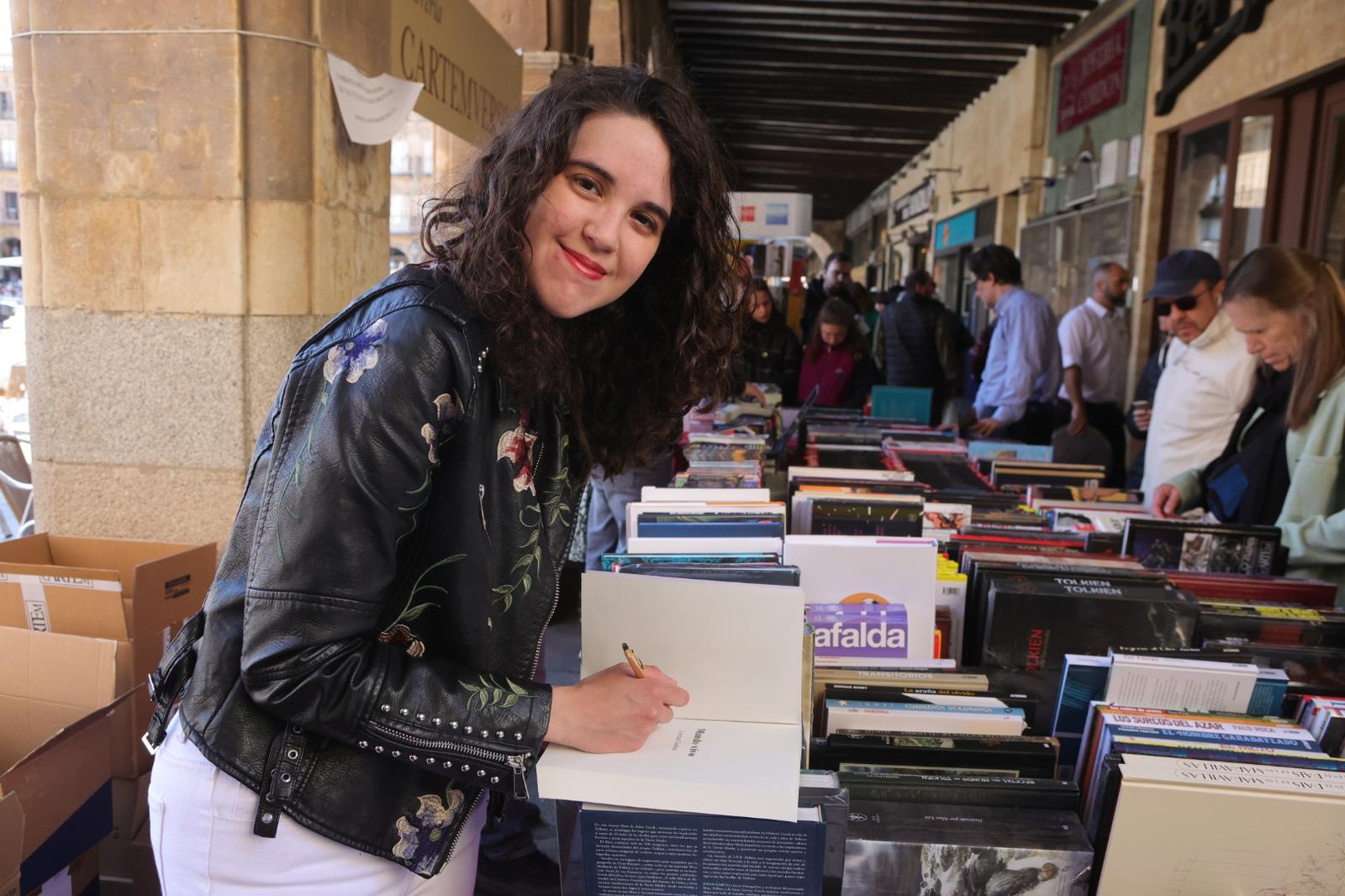 El Día del Libro llena la Plaza Mayor de Salamanca