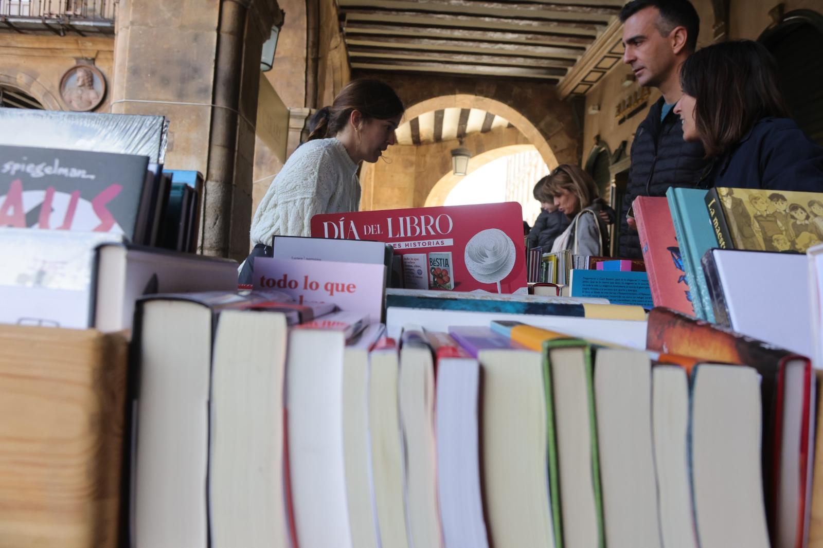 El Día del Libro llena la Plaza Mayor de Salamanca