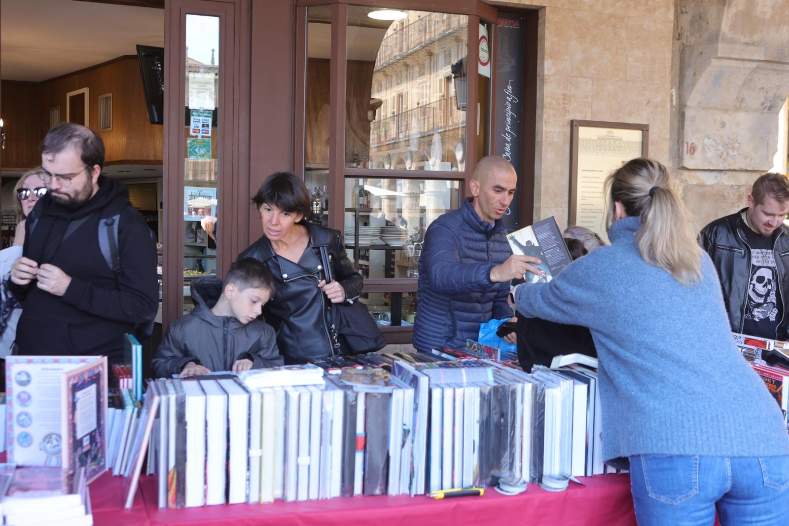 El Día del Libro llena la Plaza Mayor de Salamanca