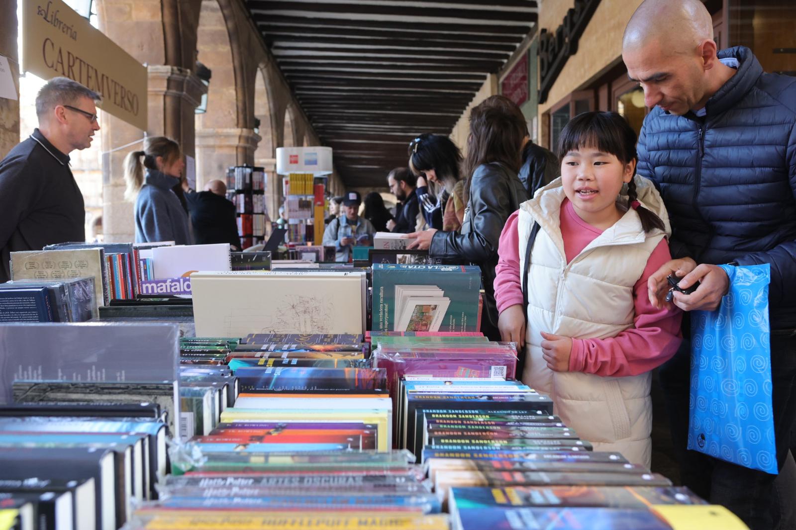 El Día del Libro llena la Plaza Mayor de Salamanca