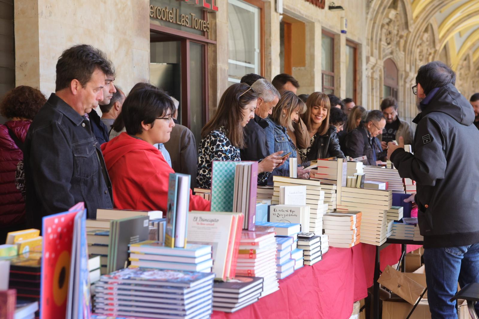 El Día del Libro llena la Plaza Mayor de Salamanca