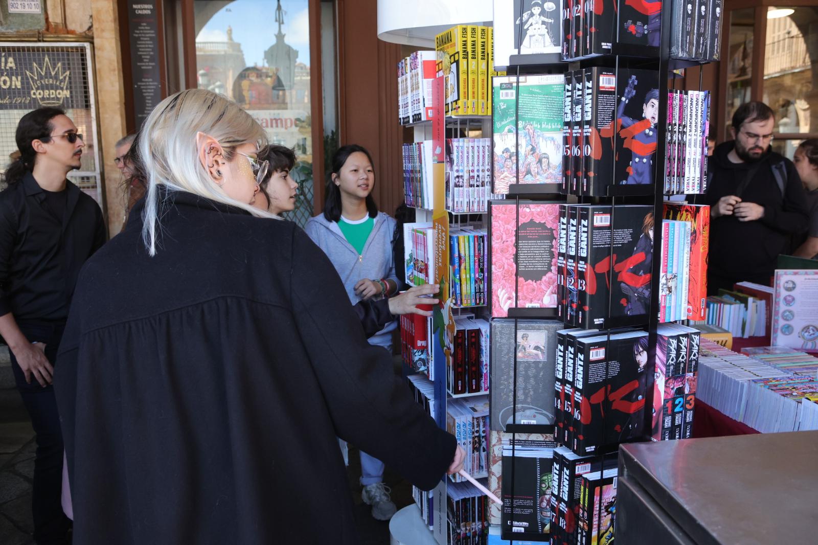 El Día del Libro llena la Plaza Mayor de Salamanca