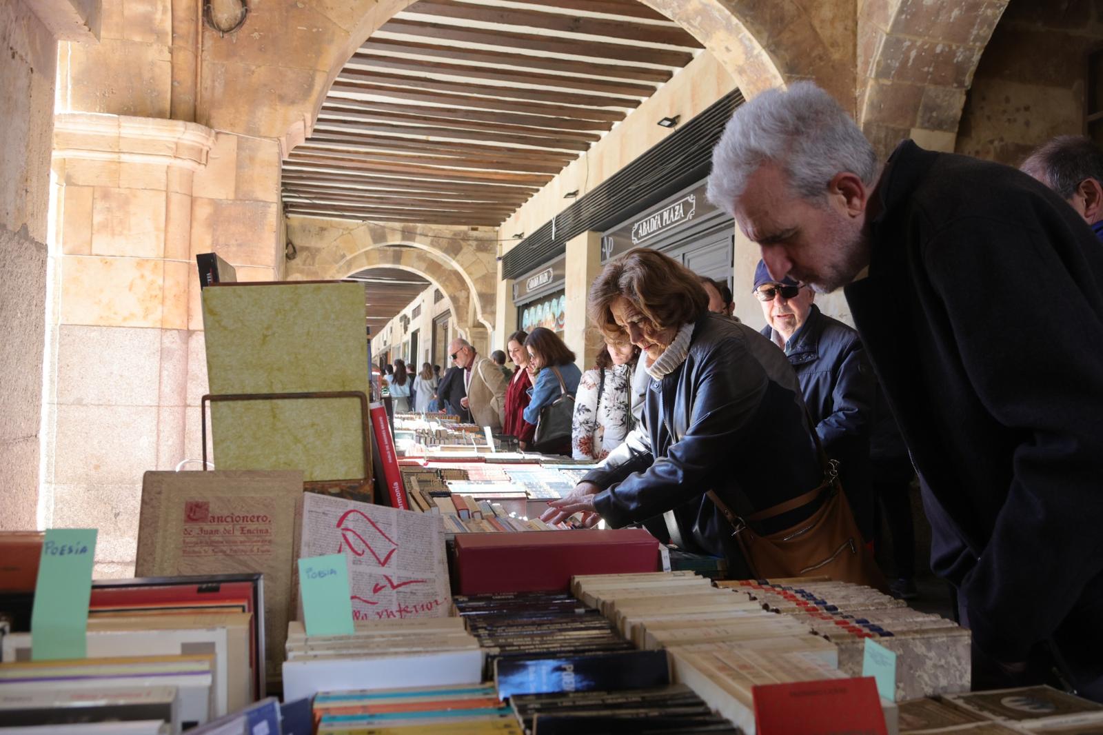 El Día del Libro llena la Plaza Mayor de Salamanca