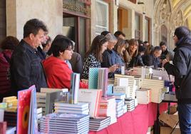 Salmantinos en la Plaza Mayor de Salamanca en el Día Del Libro