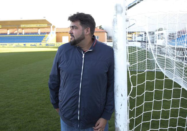 Sandoval, apoyado en una portería del estadio de Unionistas.