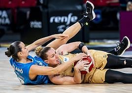Andrea Vilaró pugna con una rival del Barça CBS en la Copa de la Reina.