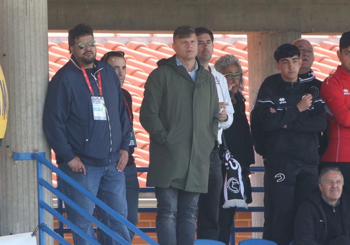 Miguel Ángel Sandoval, Roberto Pescador, Toni García y Javier Tejedor siguen desde la grada el partido ante el Real Madrid Castilla.