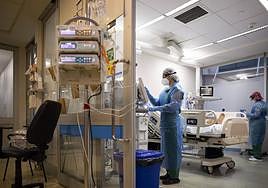 Sanitarios atienden a un paciente covid-19 en un hospital.