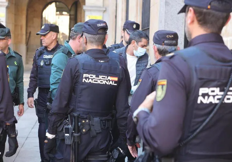 Uno de los acusado entrando en la Audiencia Provincial de Salamanca.