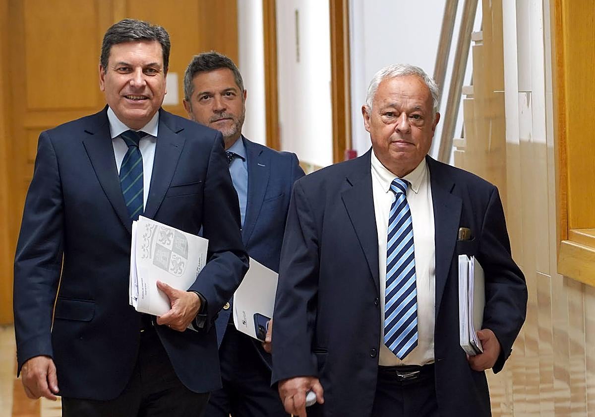 El consejero de Economía y Hacienda y portavoz de la Junta de Castilla y León, Carlos Fernández Carriedo, y el consejero de Cultura, Turismo y Deporte, Gonzalo Santonja, comparecen en rueda de prensa posterior al Consejo de Gobierno.