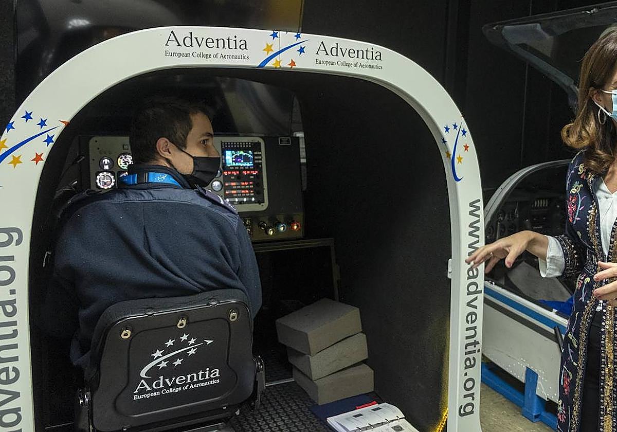 Alumnos de la escuela de pilotos de Adventia en un simulador.