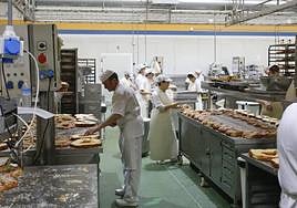 Trabajadores de una confitería en Salamanca.
