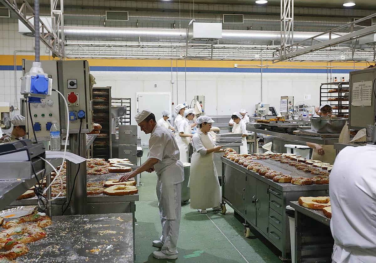 Trabajadores de una confitería en Salamanca.