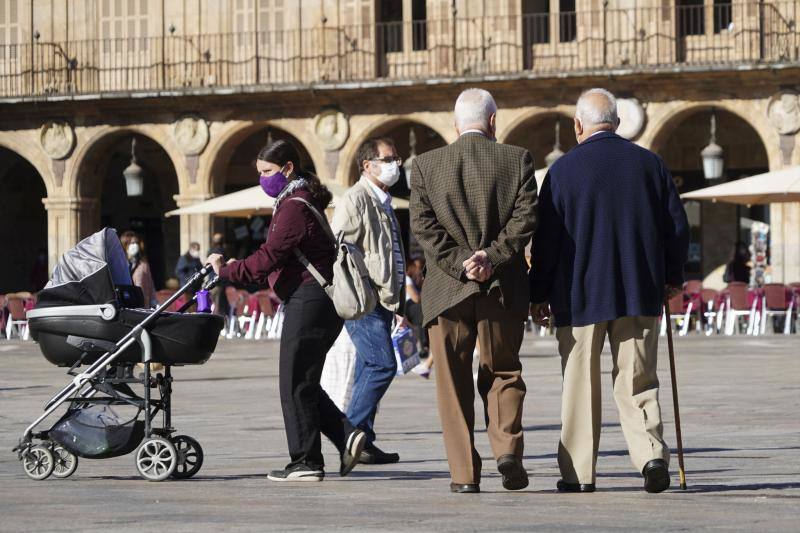 Imagen de archivo de una mujer con un carrito de bebé en la Plaza Mayor de Salamanca.