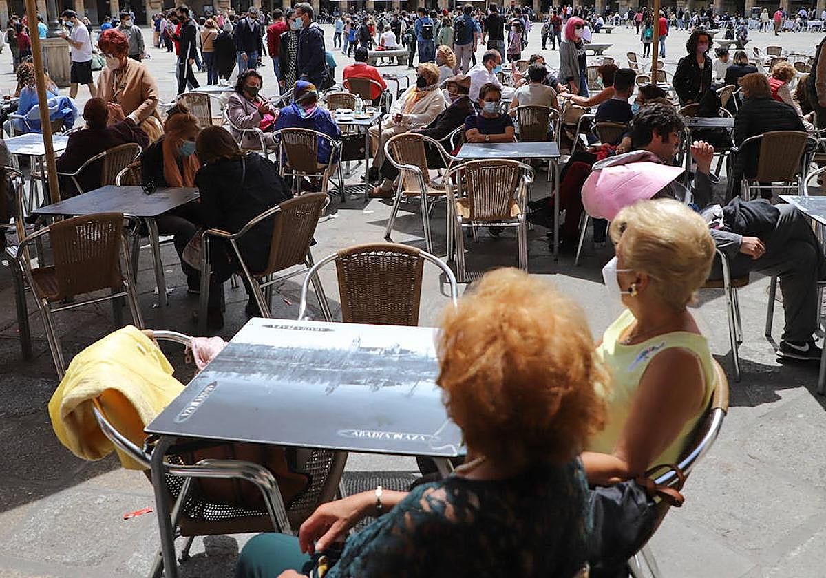 Da dos euros de limosna y le roban la cartera con 600 en una terraza de Salamanca