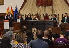 El rector se dirige a los asistentes a la última reunión de su Claustro correspondiente a este curso.