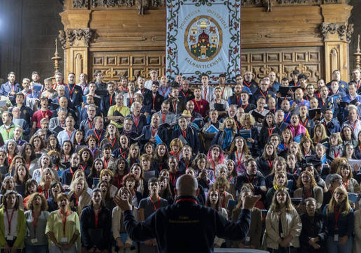 El Coro Tomás Luis de Vitoria de la Universidad Pontificia de Salamanca ensaya en la Catedral Nueva de cara a los actos de celebración de su 50 aniversario.