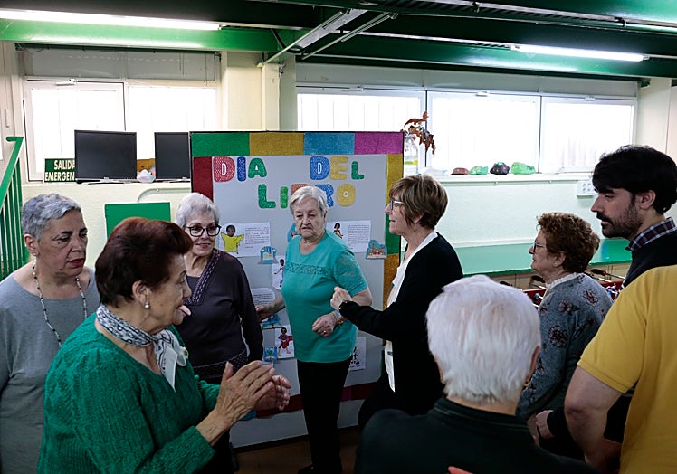 Imagen principal - La sede de ASECAL, vibrante de actividades con mayores y niños a lo largo del día.