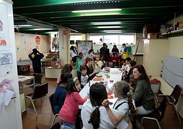 ASECAL atiende por las tarde a unos 60 chavales en su sede de la calle Plateros.