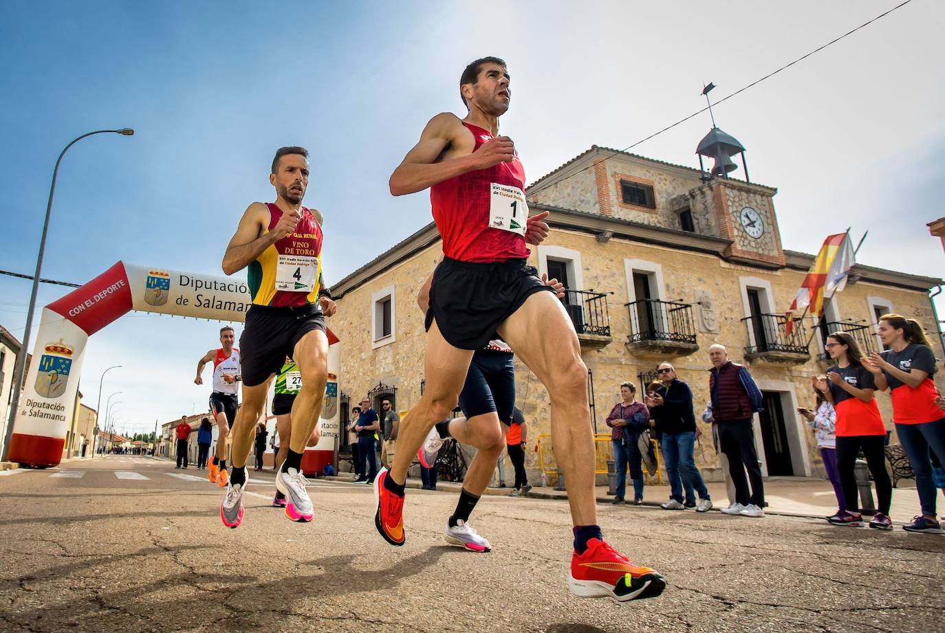 Javier Alves y Verónica Sánchez ganan la Media Maratón de Ciudad Rodrigo