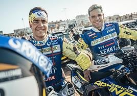 Lorenzo Santolino, en primer plano, celebra la victoria en el Morocco Desert Challenge.