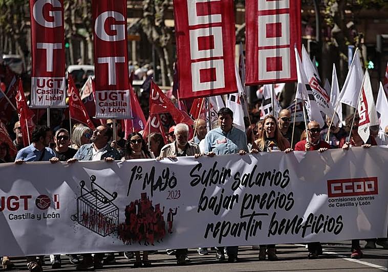 Los sindicatos mayoritarios, UGT y CCOO, con sus secretarios provinciales a la cabeza guiando el paso de la marcha por el Día Internacional de los Trabajadores.