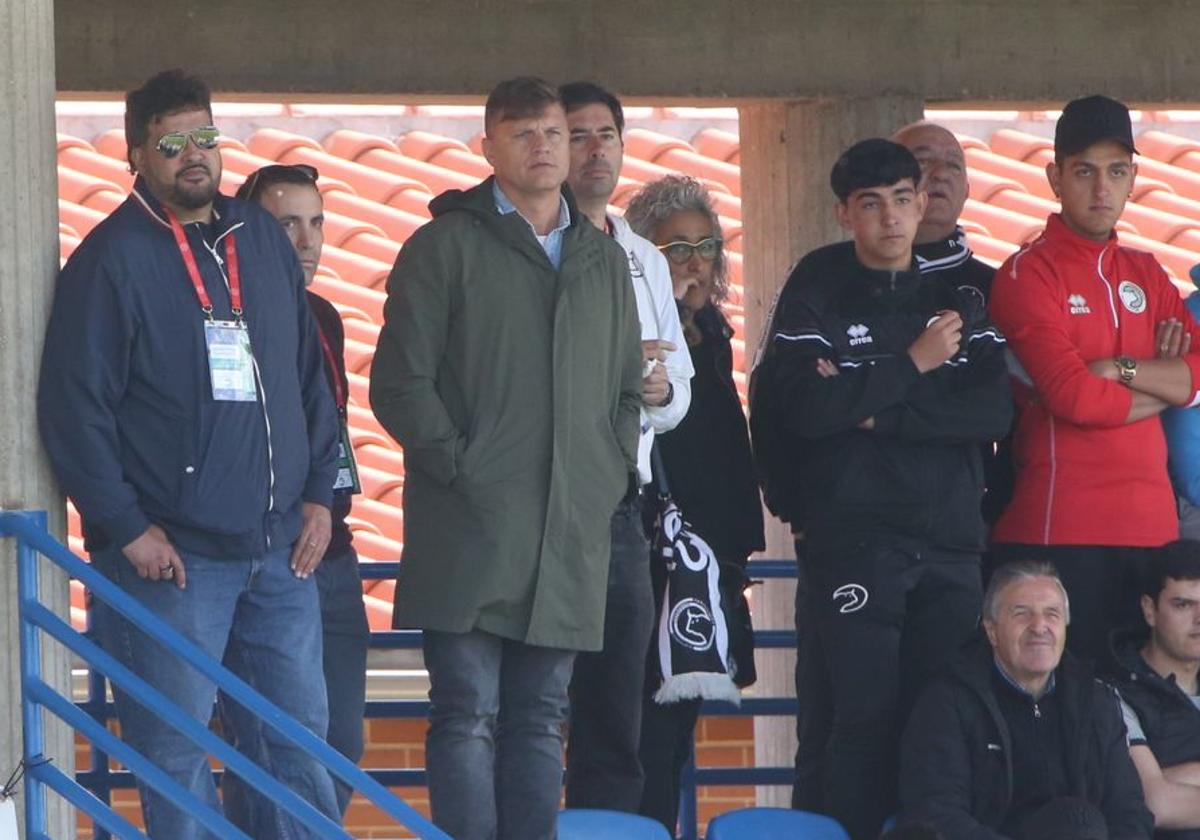 Toni García, jutno a Sandoval, Pescador y Tejedor en el partido ante el Castilla.