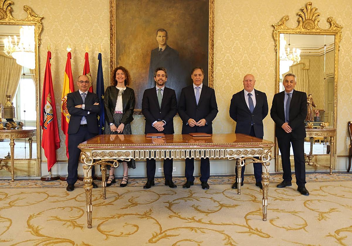 Foto de familia de la firma del convenio entre Ayuntamiento de Salamanca e Iberaval.