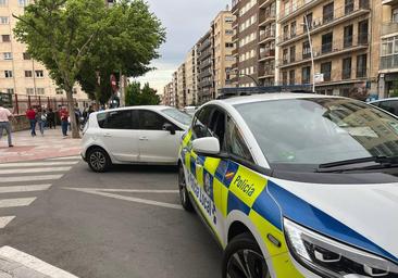 Un atropello leve acaba en incidente por la doble fila escolar