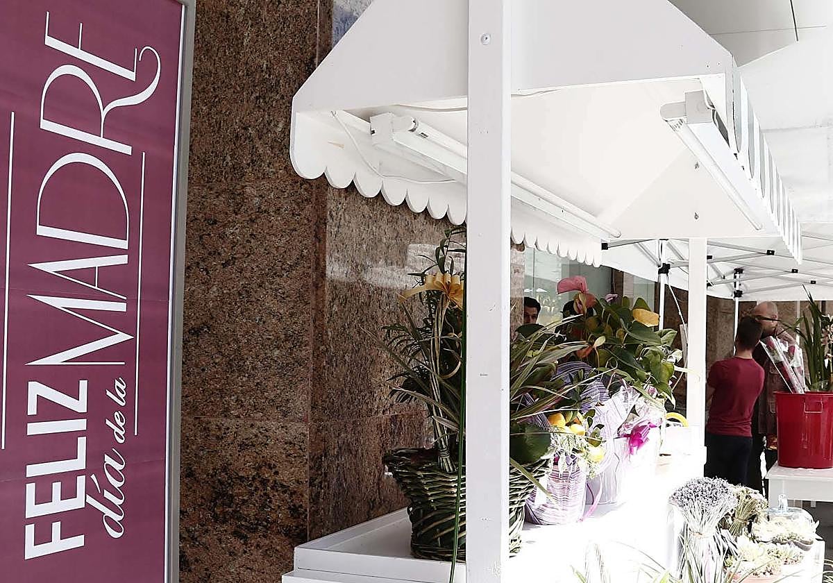 Imagen de archivo de un puesto de flores por el Día de la Madre en Salamanca.