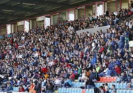 Imagen de archivo de aficionados del Salamanca UDS en la Tribuna del estadio Helmántico.