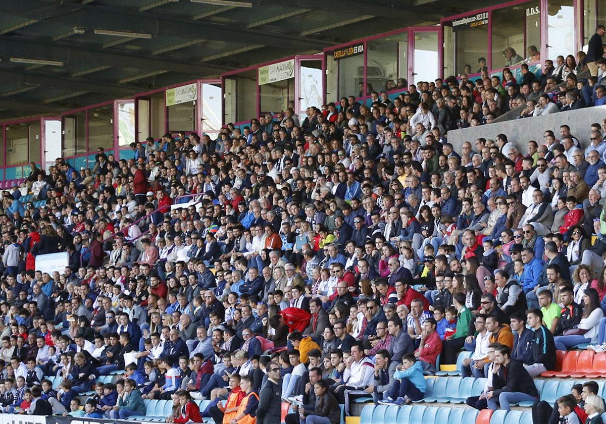 Imagen de archivo de aficionados del Salamanca UDS en la Tribuna del estadio Helmántico.