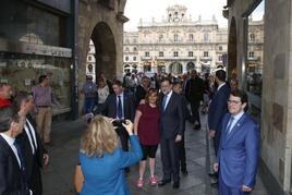 Mariano Rajoy, presidente del Gobierno, se fotografía con una simpatizante junto a la Plaza Mayor de Salamanca