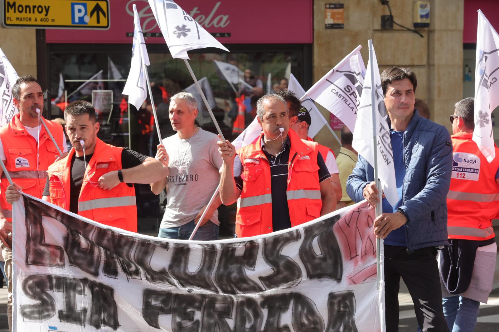 Imagen principal - 37 días sin respuestas pese a las continuas manifestaciones de los trabajadores de Emergencias Sanitarias